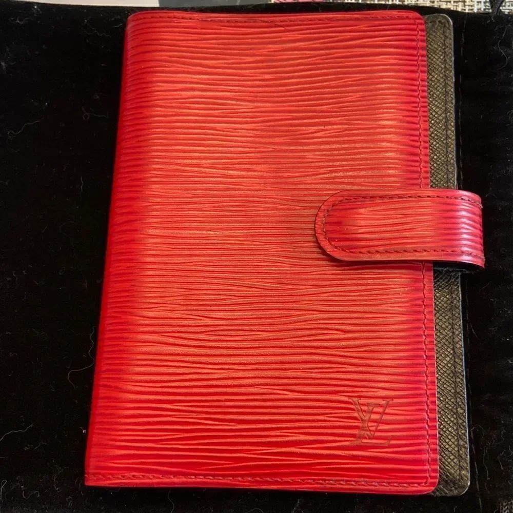 Louis Vuitton Mini Epi leather red agenda ring holder impeccable condition